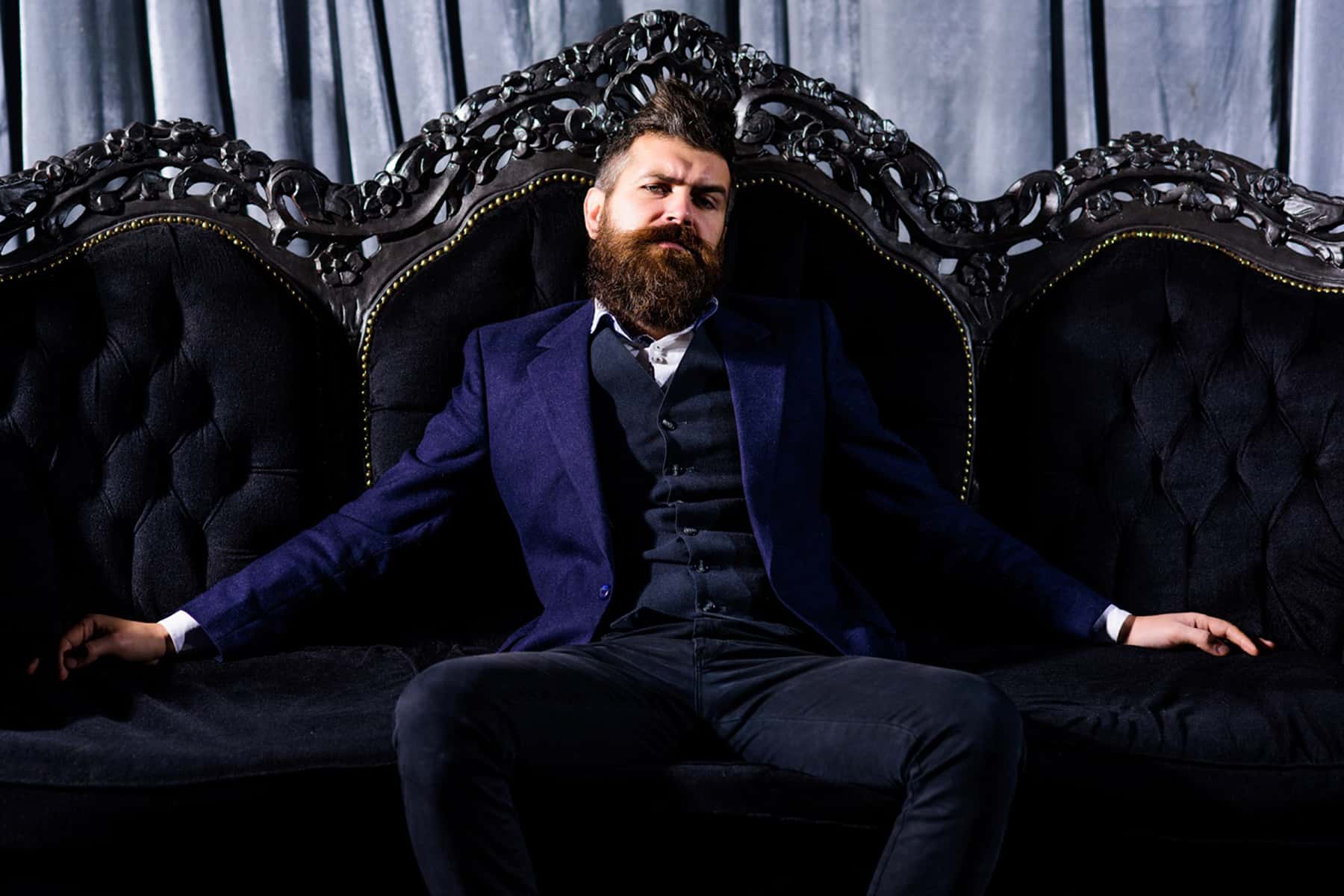 Бородатый мужик в кресле